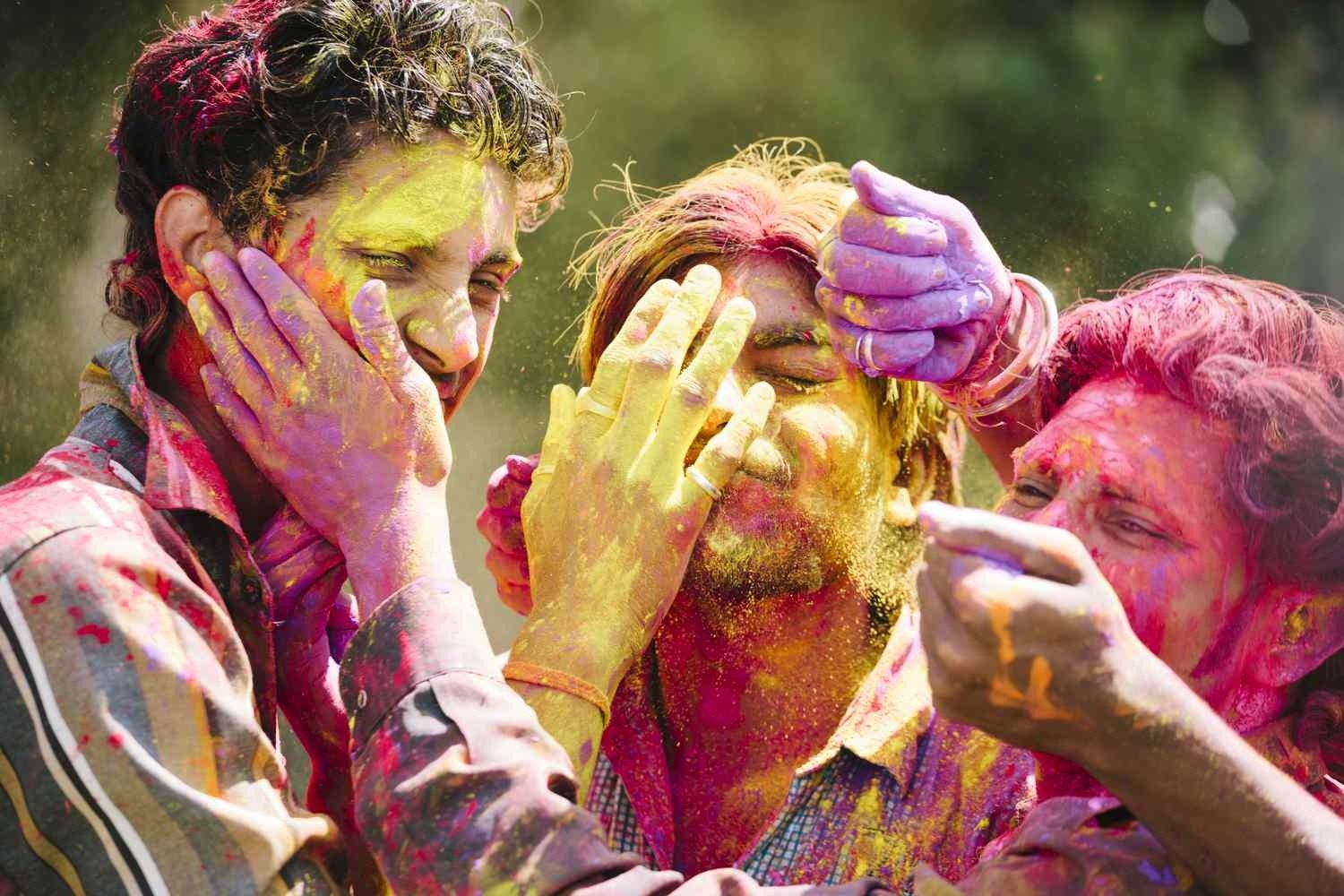 ফাগুনৰ আচলত ফাঁকুৱা উৎসৱ (কৰৱী বৰ্মন কলিতা)