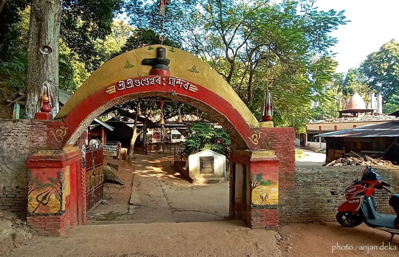 <strong>ইতিহাসৰ </strong><strong>বাটেৰে …</strong>