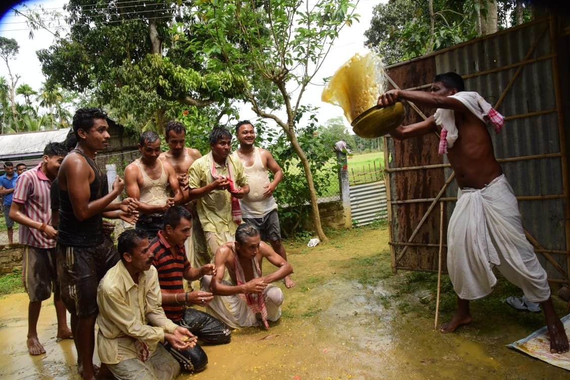 চলিহা বাৰেঘৰ সত্ৰৰ হালধী পানী লোৱা উৎসৱ  (ইন্দু ভূষণ মহন্ত)