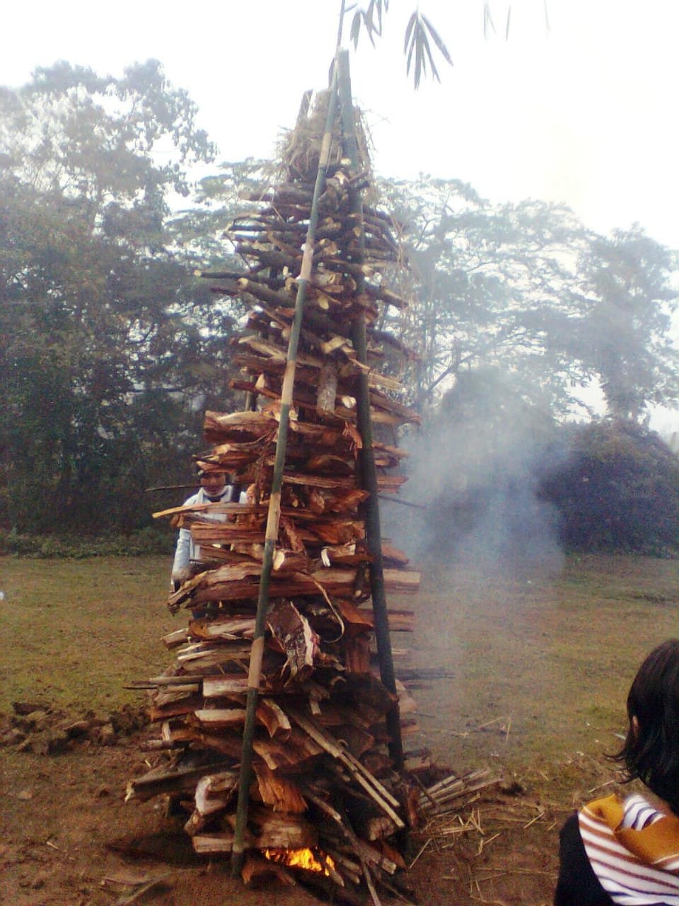 মাঘৰ চোতালত কুঁৱলীৰ ওৰণি (নীলিম আকাশ কাশ্যপ)