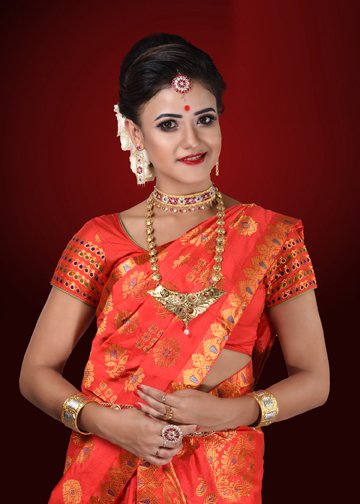 আজি তাই আকৌ কইনা সাজিছে (মালা দিহিঙীয়া হাজৰিকা)