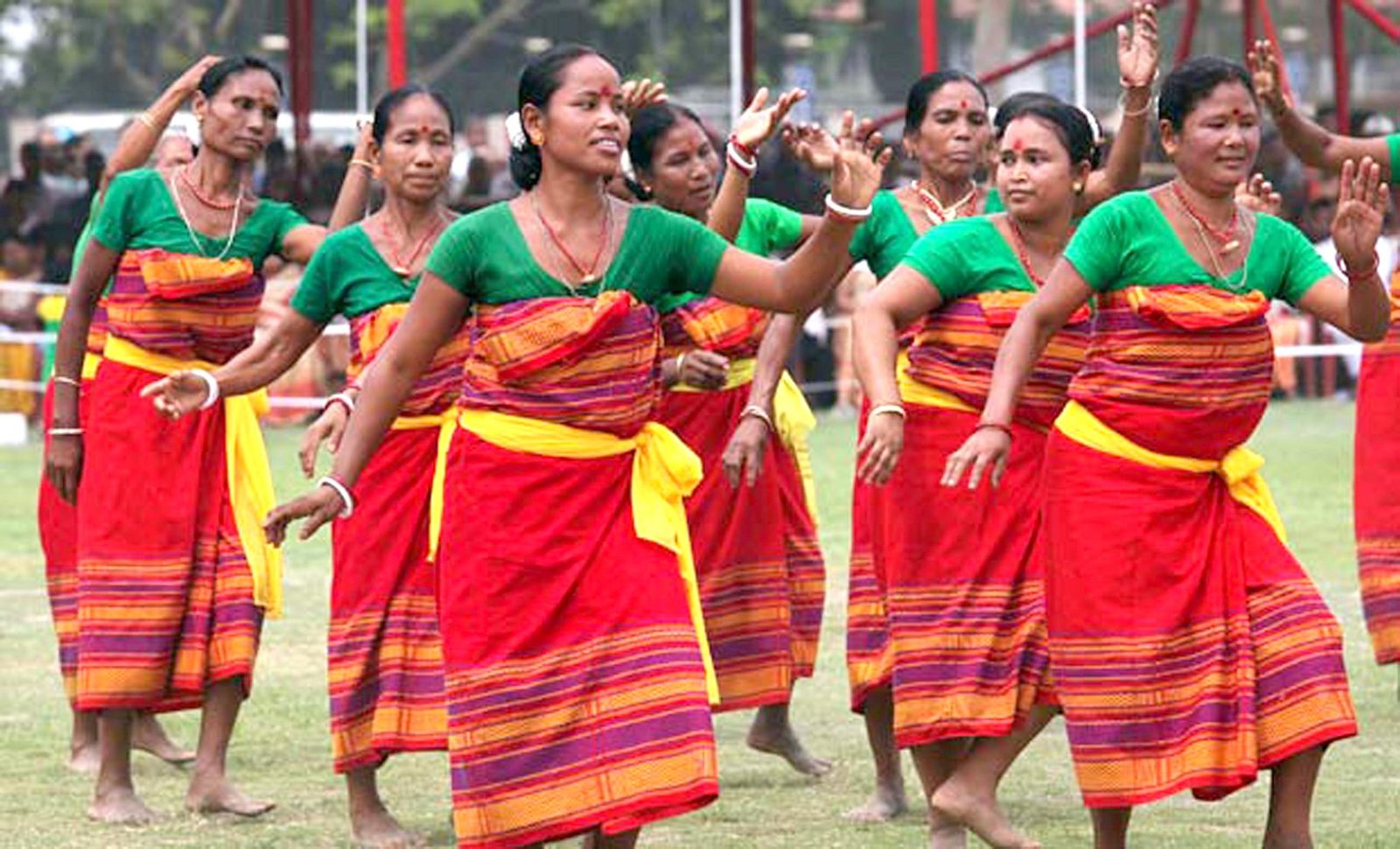 বিহুৱে অসমীয়াক এক কৰি ৰাখিছে (বৰ্ণালী ফুকন)